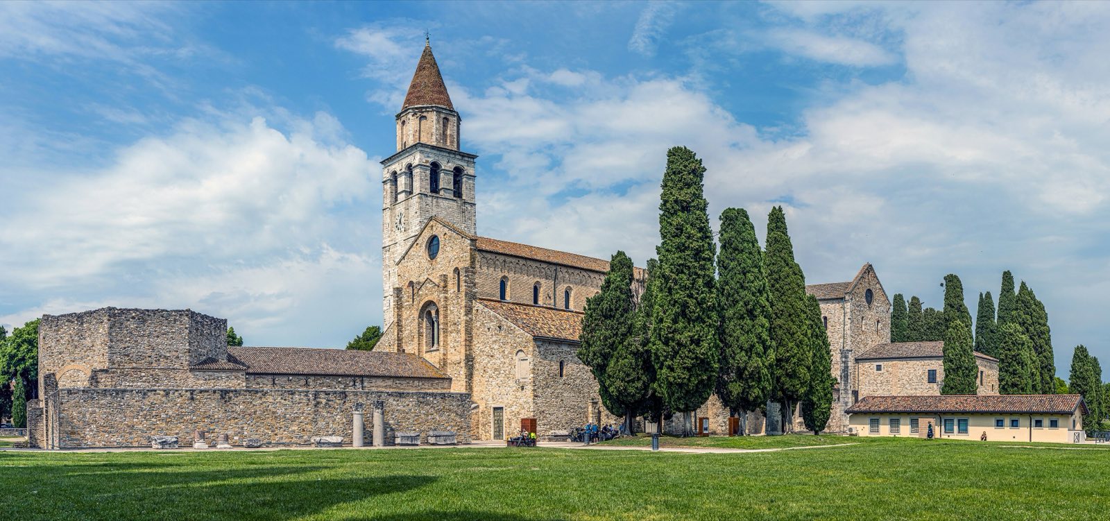 La basilica di Santa Maria Assunta di Aquileia con il campanile e i cipressi